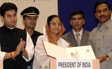 The President, Smt. Pratibha Devisingh Patil releasing a special cover on Maulana Abul Kalam Azad, at the First National Education Day Celebration to Commemorate his Birth Anniversary, in New Delhi on November 11, 2008.