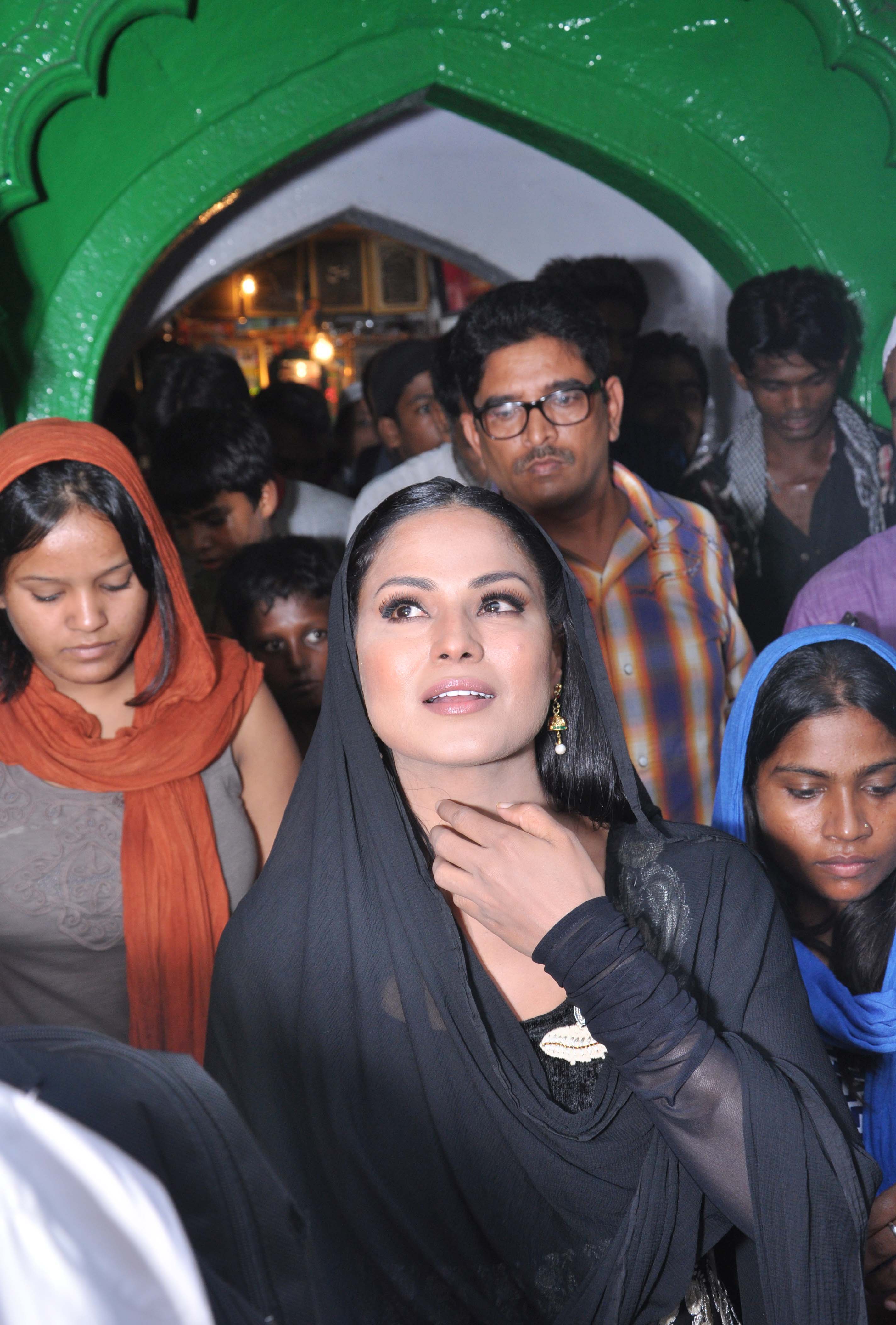 Veena Malik At Hazrat Nizamuddin Dargah In Delhi16
